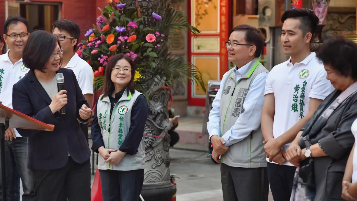 民進黨主席蔡英文(左前一)認為,劉櫂豪(右三)正直又認真,是台東縣長最佳人選。(民進黨中央提供)