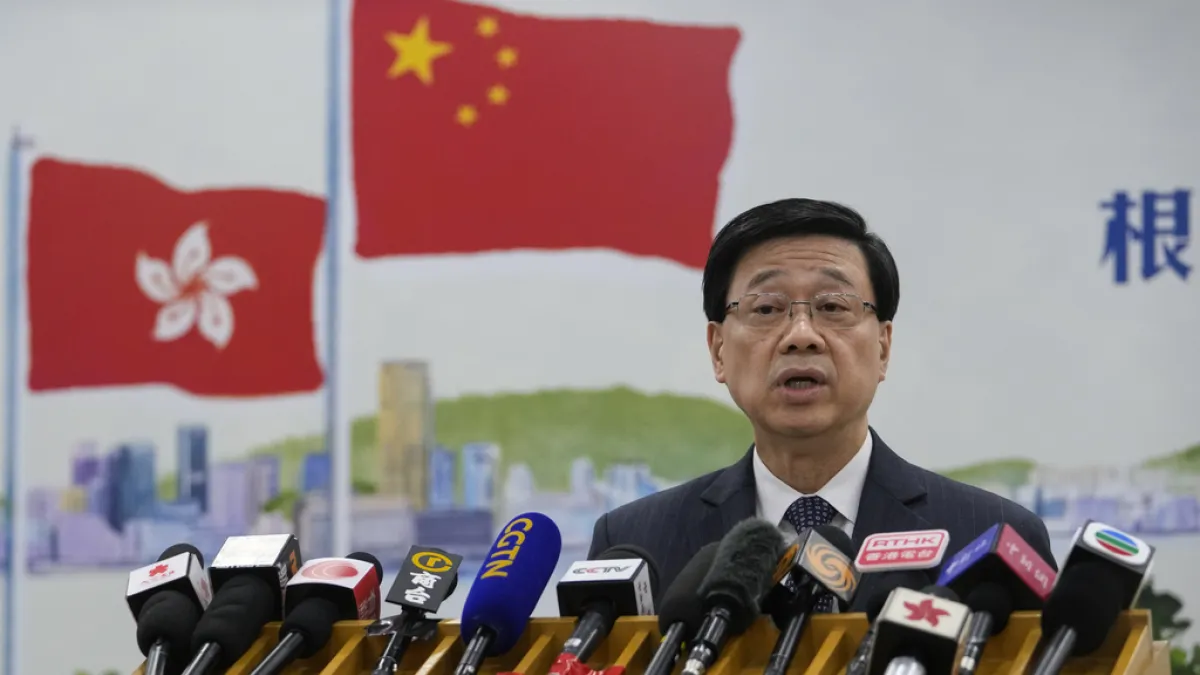 香港特首李家超表示香港政府會考慮多項因素決定是否提升旅遊警示至紅色。(資料照,美聯社)