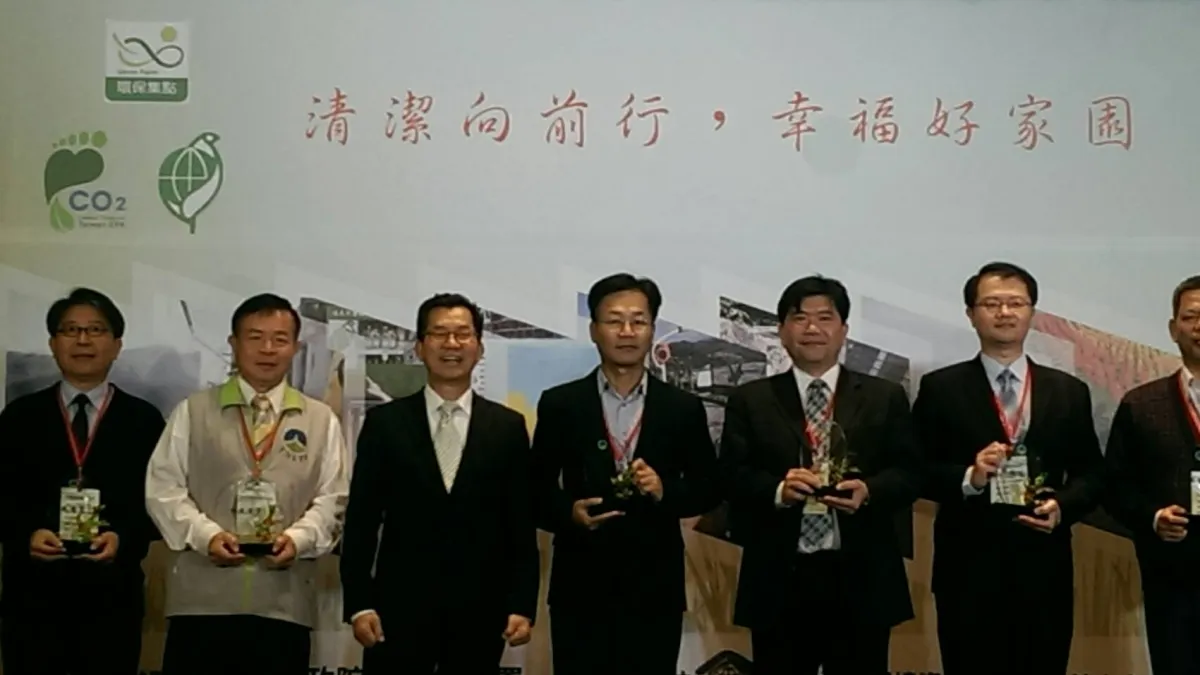 高雄市政府連續三年獲得「環境清潔維護考核」優等。(圖/高雄市環保局提供)
