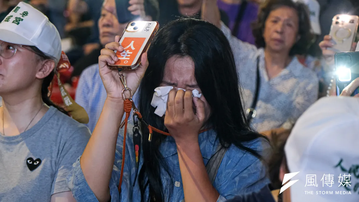 7月26日的大罷免結果讓不少挺罷免民眾哭泣,更有不少陷入憂傷的志工尋求專業心理治療。(資料照,劉偉宏攝)