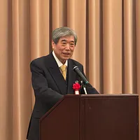 FPCJ創立50周年を迎え、児玉和夫理事長が「世界への架け橋」としての決意を表明する一方、城内実経済財政担当相は流暢な英語で高市内閣の「サナエノミクス」をアピールした。(写真/黃信維撮影) FPCJ創立50周年を迎え、児玉和夫理事長が「世界への架け橋」としての決意を表明する一方、城内実経済財政担当相は流暢な英語で高市内閣の「サナエノミクス」をアピールした。(写真/黃信維撮影)
