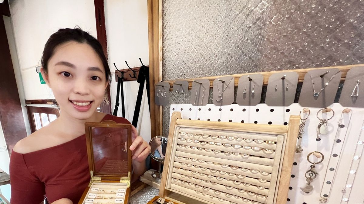 庭口金工店主展示婚戒款式供製戒者參考。(圖/嘉義縣政府文觀處提供) 庭口金工店主展示婚戒款式供製戒者參考。(圖/嘉義縣政府文觀處提供)