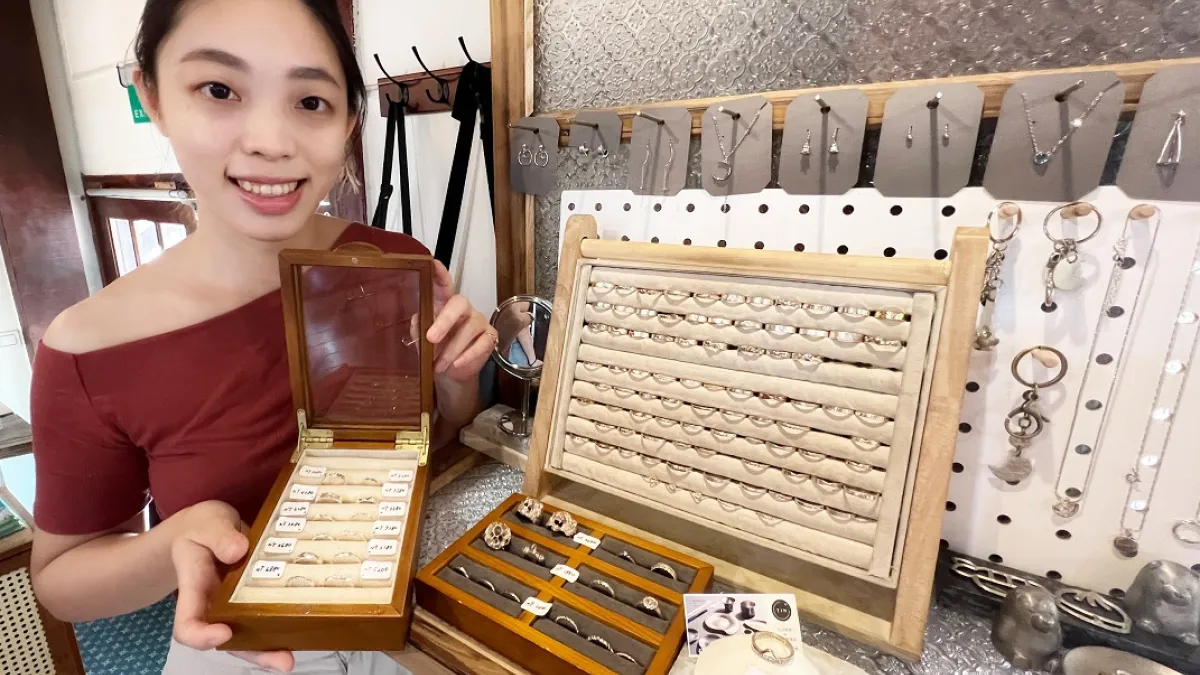 庭口金工店主展示婚戒款式供製戒者參考。(圖/嘉義縣政府文觀處提供)