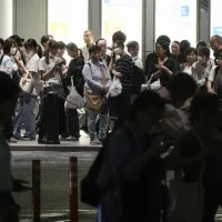 在日外国人が在留資格の変更や在留期間の更新を申請する際に支払う手数料が10月から引き上げられるのを前に、全国の出入国在留管理局には申請者が相次いで訪れている。写真はイメージ。(資料写真、AP) 在日外国人が在留資格の変更や在留期間の更新を申請する際に支払う手数料が10月から引き上げられるのを前に、全国の出入国在留管理局には申請者が相次いで訪れている。写真はイメージ。(資料写真、AP)