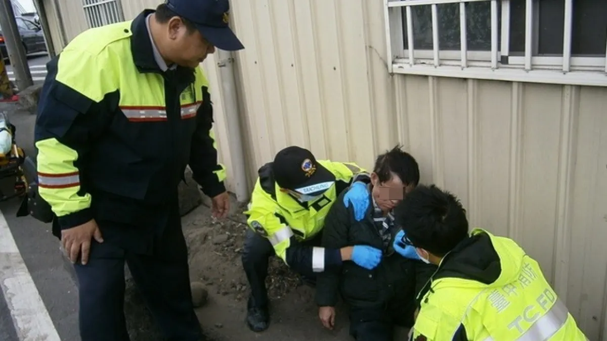 男子走春突昏倒路邊 警用手機回撥聯繫家屬帶回