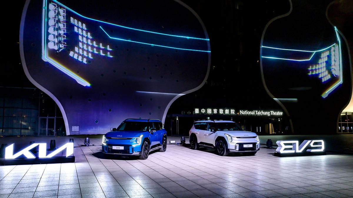 台灣森那美起亞同時宣布The Kia EV9預售自即日起,以預售價279.9萬元起正式展開,並陸續將於北中南三地舉辦The Kia EV9「膽識‧勇創未來」全台巡展。 台灣森那美起亞同時宣布The Kia EV9預售自即日起,以預售價279.9萬元起正式展開,並陸續將於北中南三地舉辦The Kia EV9「膽識‧勇創未來」全台巡展。