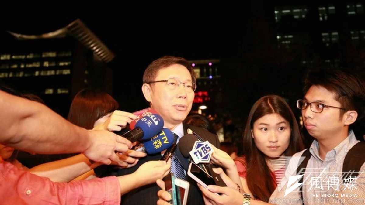 台北市長參選人柯文哲2日出席德國國慶晚會前接受媒體訪問。(顏振凱攝) 台北市長參選人柯文哲2日出席德國國慶晚會前接受媒體訪問。(顏振凱攝)