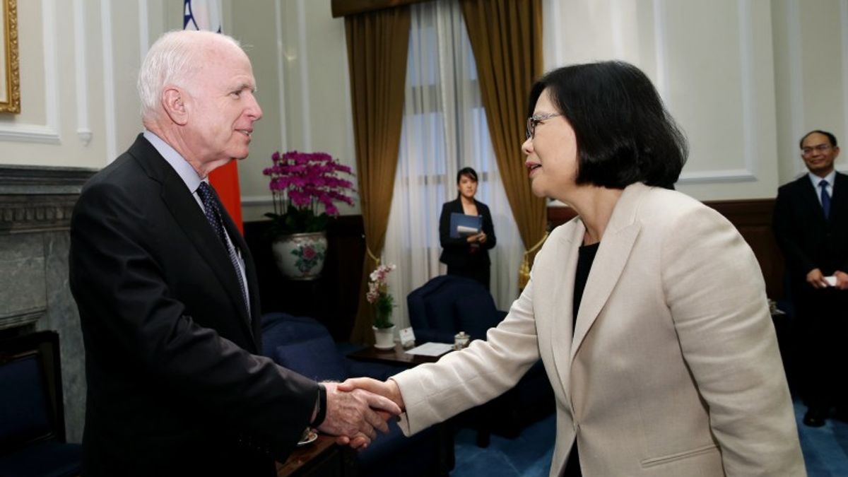 2016年6月5日,蔡英文總統接見美國聯邦參議院軍事委員會馬侃(John McCain)主席訪問團(總統府) 2016年6月5日,蔡英文總統接見美國聯邦參議院軍事委員會馬侃(John McCain)主席訪問團(總統府)