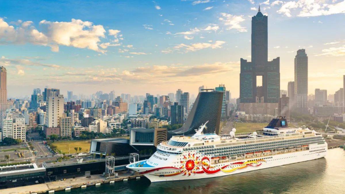 挪威郵輪太陽號(Norwegian Sun)停靠高雄港旅運中心。(圖/台灣港務公司提供)
