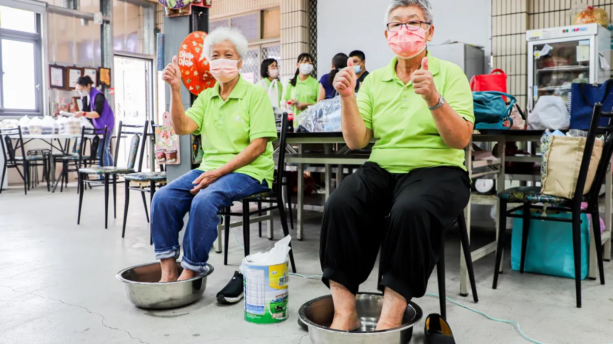 嘉縣舉辦「足步踏實公益剪趾」活動,安排台北醫甲館醫師與合格的義剪志工為長輩修剪腳趾甲。(圖/嘉義縣政府社會局提供)