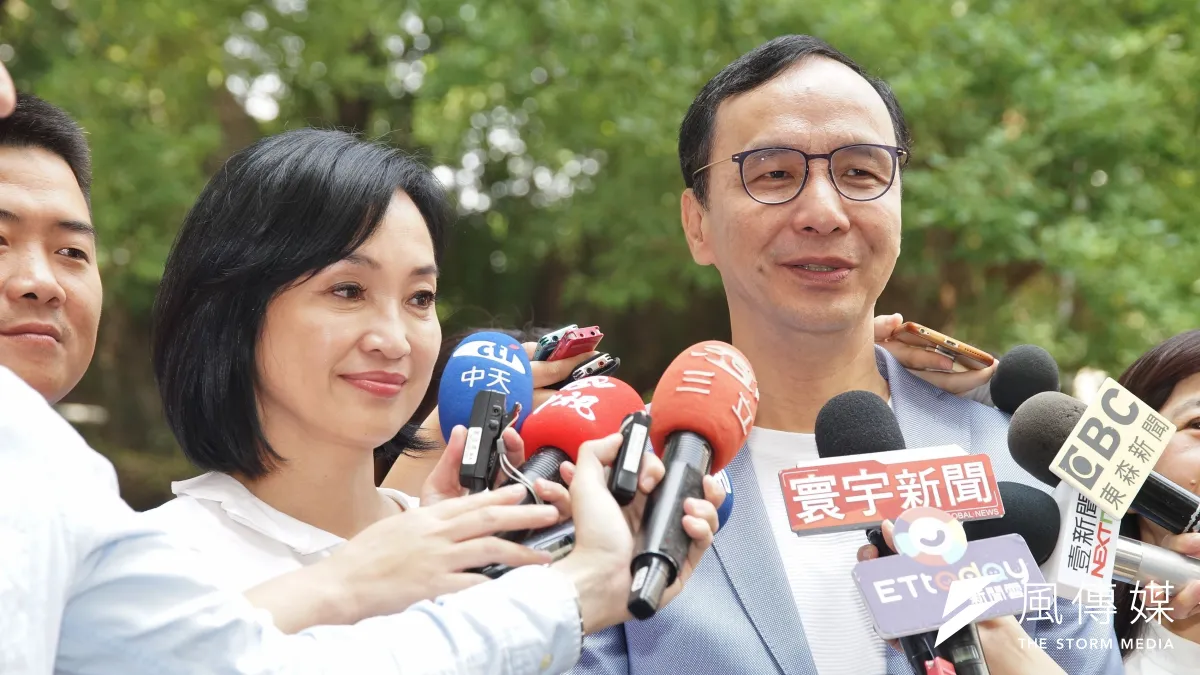 前新北市長朱立倫(右)3日替子弟兵、國民黨立委柯志恩(左)輔選,先直播談教育政策,再騎Ubike訪視新北市的建設。(盧逸峰攝)