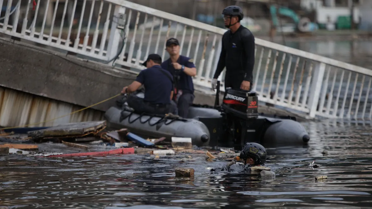 南方澳跨海大橋坍塌,海軍水下作業大隊潛水員在這次事件中發揮關鍵作用,但也因為水中散落各種漂浮物、漁具、廢油,人員下水作業亦是困難重重。(取自軍聞社)
