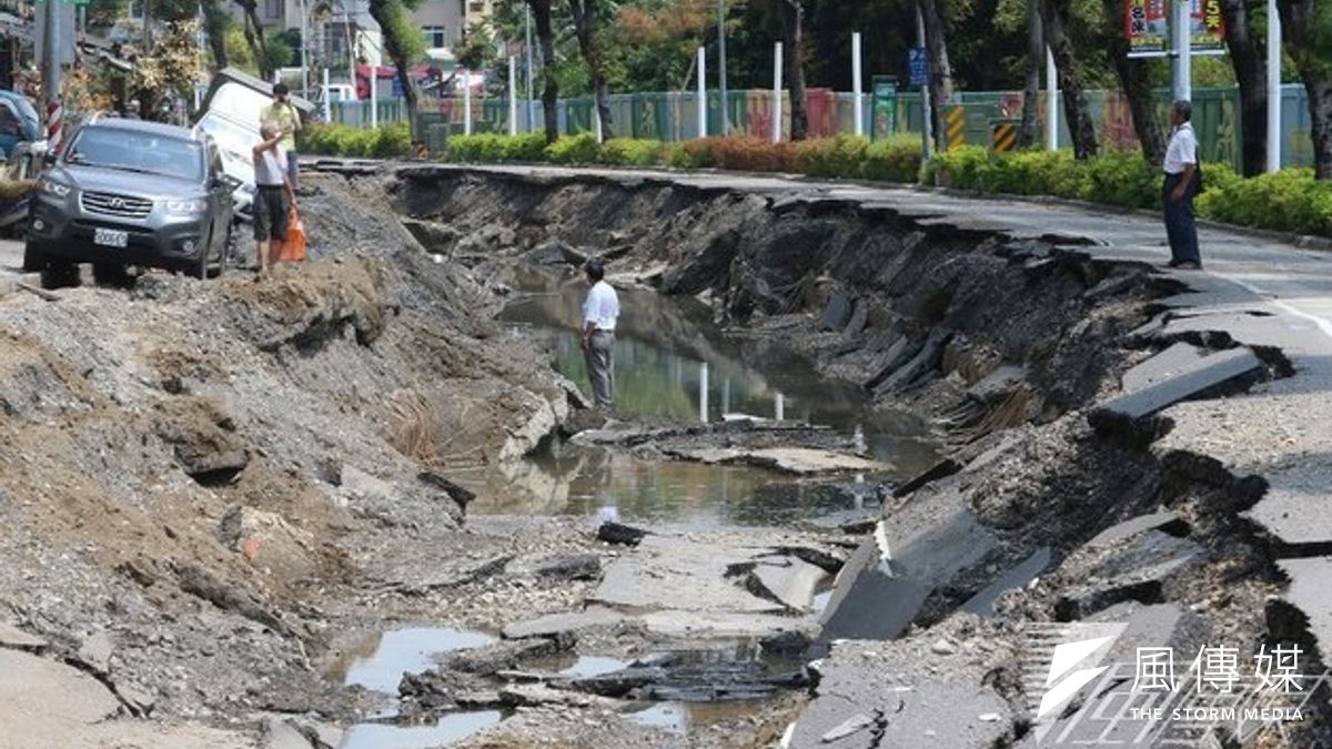 高雄發生有史以來最嚴重的氣爆,事發之後,高雄市政府仍不清楚地底下到底有多少條管線。(吳逸驊攝) 高雄發生有史以來最嚴重的氣爆,事發之後,高雄市政府仍不清楚地底下到底有多少條管線。(吳逸驊攝)