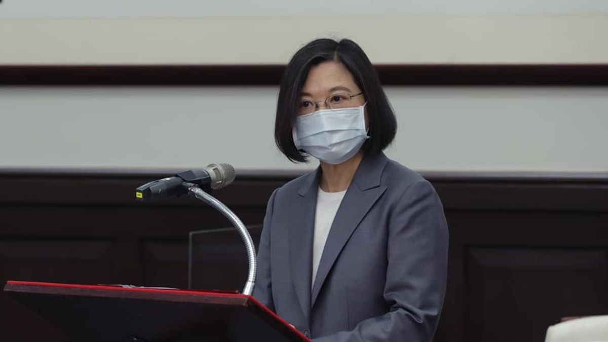 文字工作者宗懿發現,在2019年9月23日總統府白手套記者會的PDF24頁,竄改變造大英圖書館EThOS網頁,反證總統蔡英文(見圖)根本沒有博士論文。(資料照,取自蔡英文臉書) 文字工作者宗懿發現,在2019年9月23日總統府白手套記者會的PDF24頁,竄改變造大英圖書館EThOS網頁,反證總統蔡英文(見圖)根本沒有博士論文。(資料照,取自蔡英文臉書)