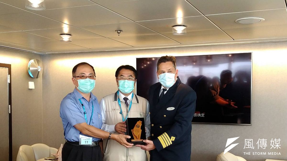 市長黃偉哲(中)與安平港營運處張展榮資深處長(左)致贈首航紀念牌予探索夢號。(圖/徐炳文攝) 市長黃偉哲(中)與安平港營運處張展榮資深處長(左)致贈首航紀念牌予探索夢號。(圖/徐炳文攝)
