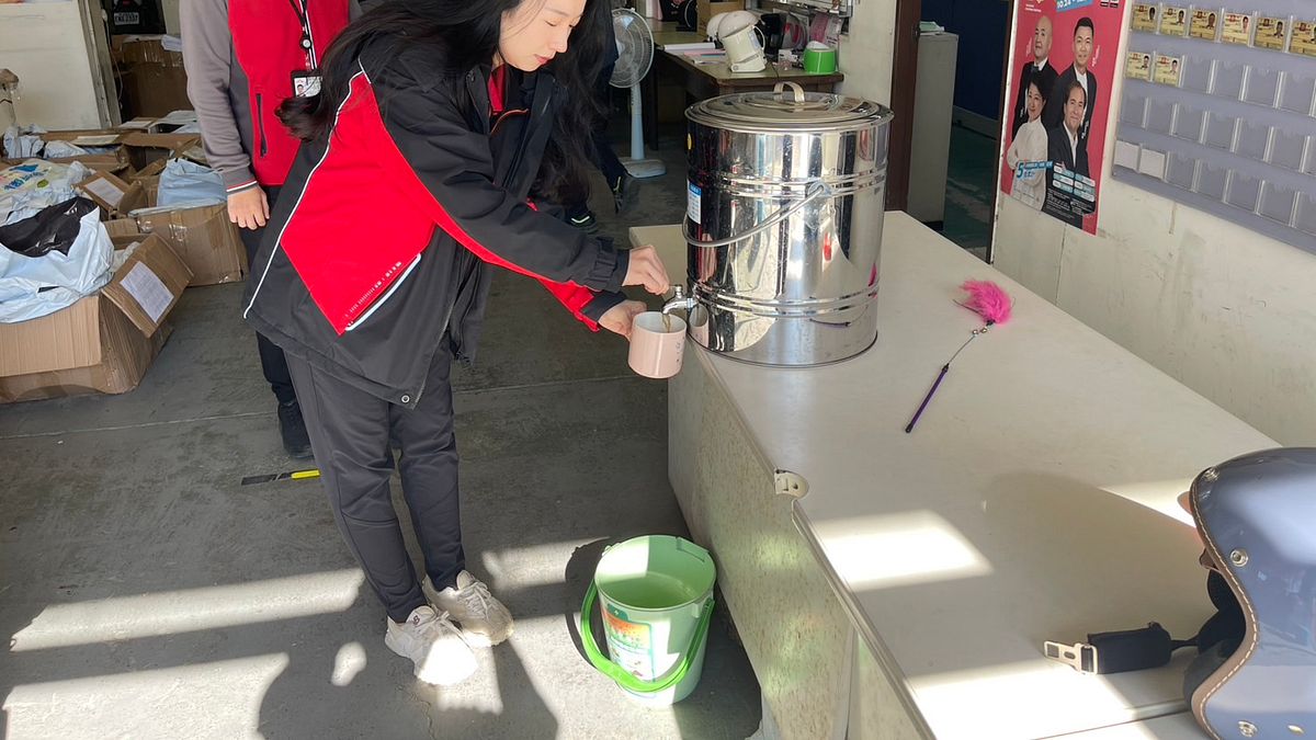 不畏低溫堅守崗位中市環保局供清潔隊薑茶暖身又暖心。(圖/台中市政府) 不畏低溫堅守崗位中市環保局供清潔隊薑茶暖身又暖心。(圖/台中市政府)