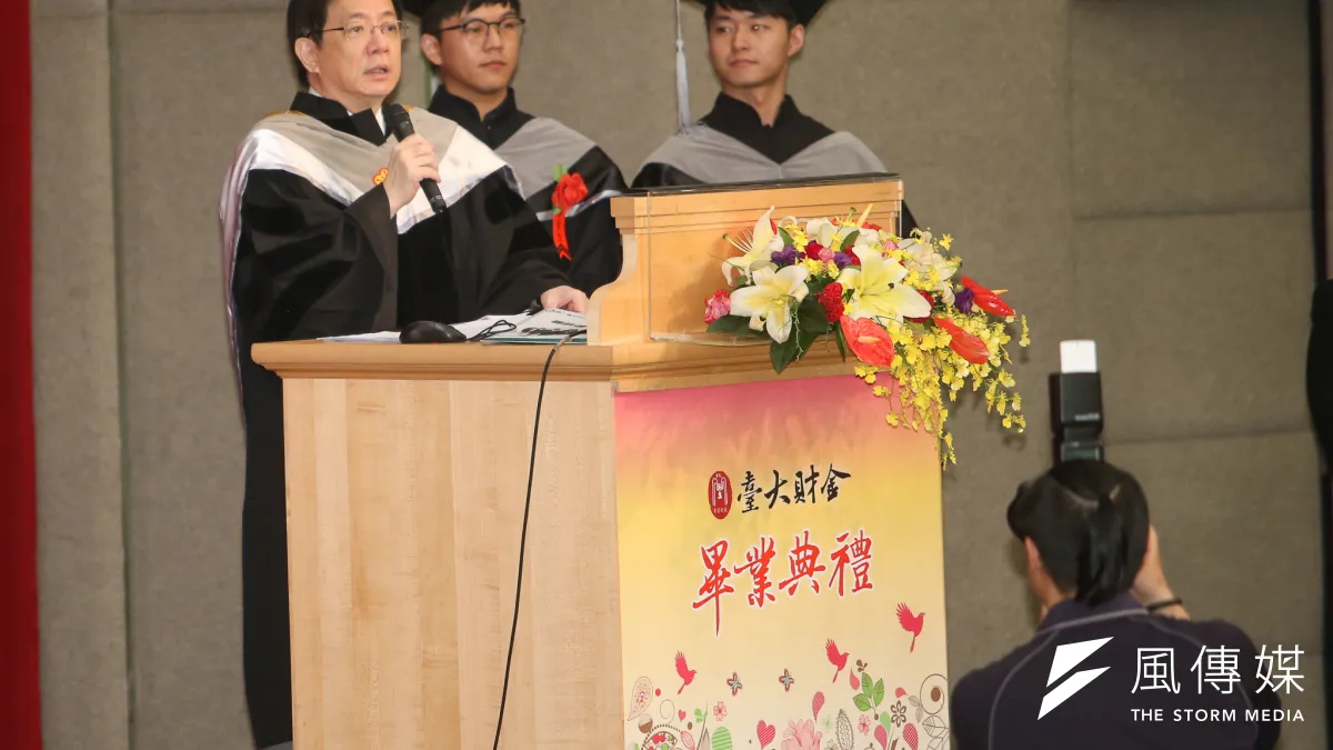 管中閔(左)送給台大財金系畢業生8個字「洞察趨勢 與時俱進」。(陳明仁攝)