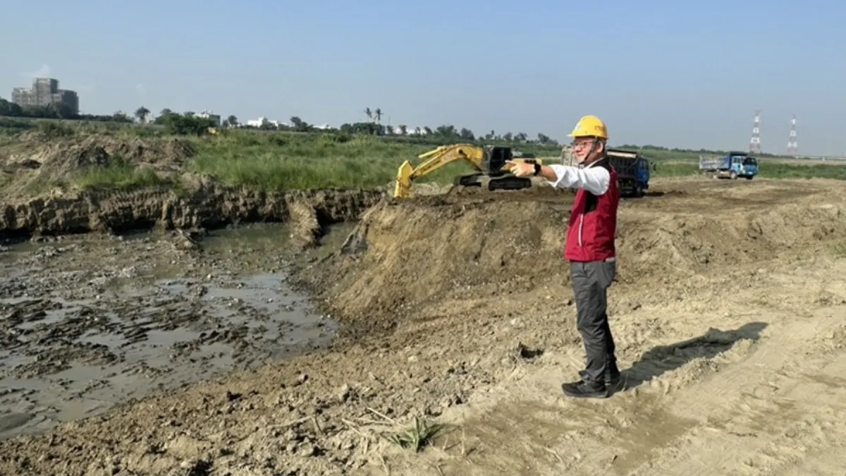 六河分署分署長謝明昌前往曾文溪督導河道整理工程,實地確認河道清疏進度。(圖/六河分署提供) 六河分署分署長謝明昌前往曾文溪督導河道整理工程,實地確認河道清疏進度。(圖/六河分署提供)