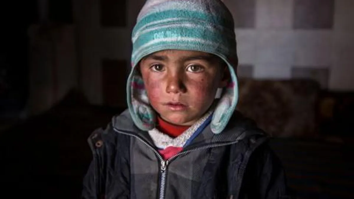 3歲的薩伊德(右)只敢在白天的時候睡覺,一到晚上他就會擔心的不敢闔眼。(圖取自Save the Children)