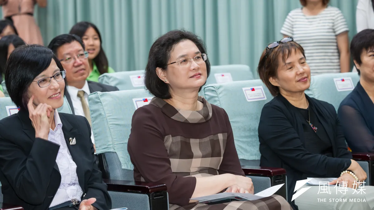 針對台灣代表團18日出席比利時與OECD鋼鐵委員會合辦的產業高階會議時,在中國代表要求下被迫離場,外交部發言人王珮玲(左二)表示,中方要求台灣代表團退場的理由,竟是台灣代表團長的位階不是「高階官員」。(資料照,顏麟宇攝)