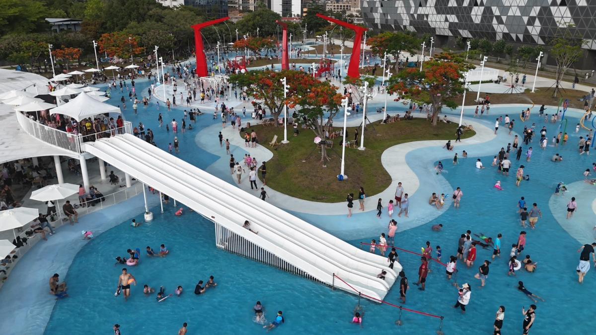 亞灣再添親水新亮點!星光水岸公園戲水區開幕 首日湧入1.6萬人次體驗港灣戲水樂趣