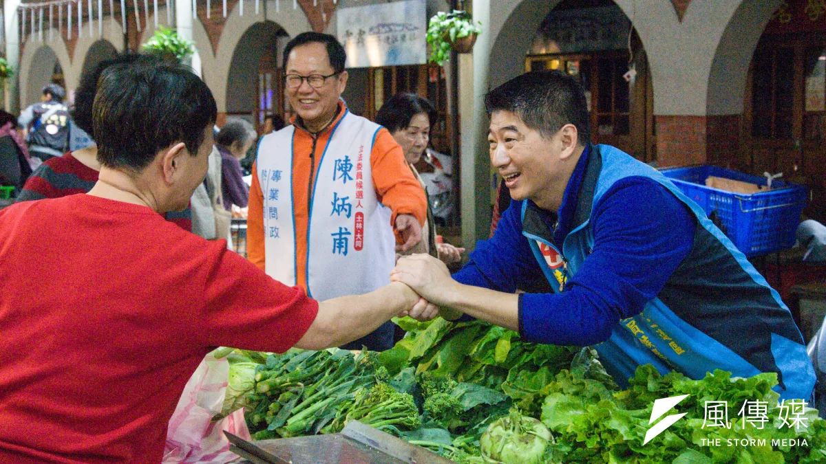 台北市第二選區立委補選候選人陳炳甫(前右)13日合體國民黨前立委丁守中(後中)前往士林市場掃街。(甘岱民攝)