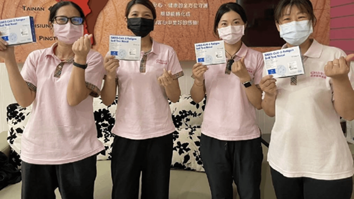 媽咪樂超前部署採購近2,000份快篩試劑,第一時間發給管家使用,全面即刻實施篩檢。(圖/媽咪樂提供) 媽咪樂超前部署採購近2,000份快篩試劑,第一時間發給管家使用,全面即刻實施篩檢。(圖/媽咪樂提供)