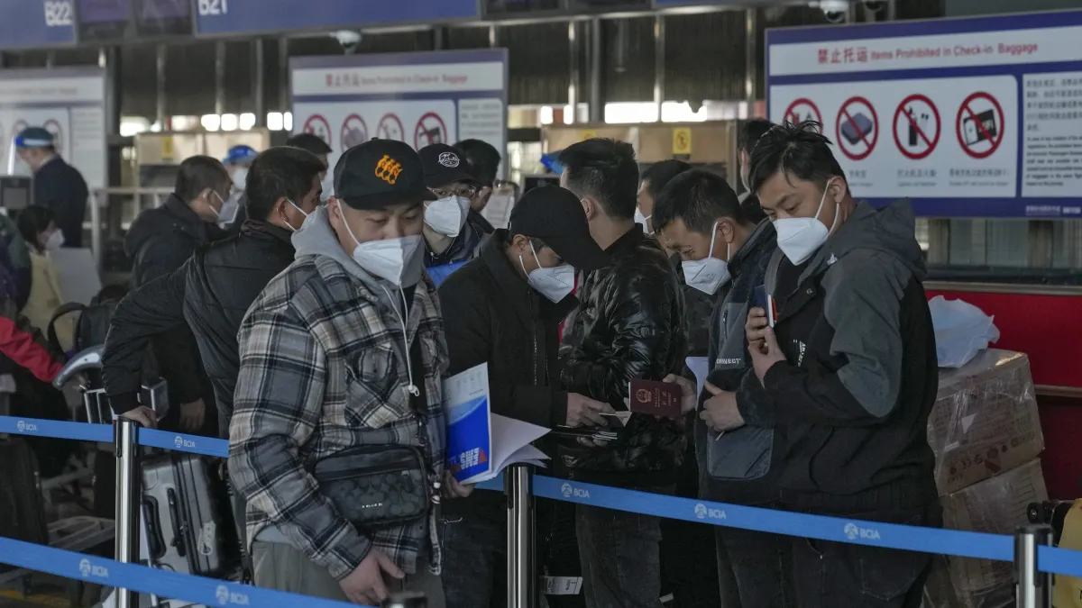 2022年12月,中國開放邊境,世界各國嚴陣以待。北京首都國際機場(AP)