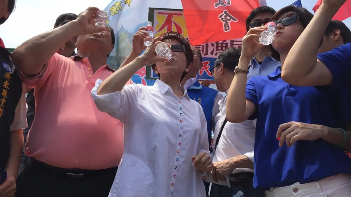 屏東漁民組成的登太平島「護主權」船隊31日靠港,國民黨主席洪秀柱到場迎接,暢飲「太平水」(洪秀柱臉書)