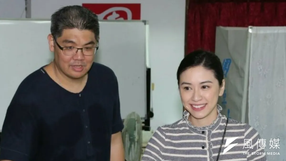 連勝文與蔡依珊到投票所投票。(余志偉攝)