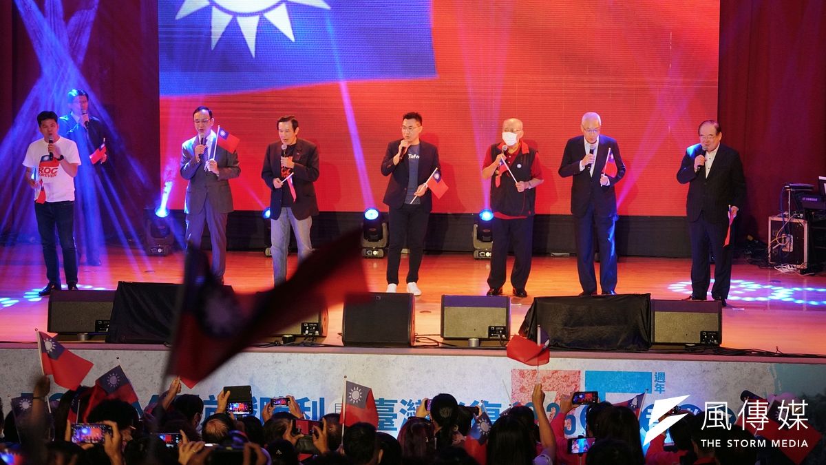 國民黨前主席朱立倫、馬英九、現任主席江啟臣等25日出席國民黨台灣光復紀念音樂會,同台高歌。(盧逸峰攝) 國民黨前主席朱立倫、馬英九、現任主席江啟臣等25日出席國民黨台灣光復紀念音樂會,同台高歌。(盧逸峰攝)