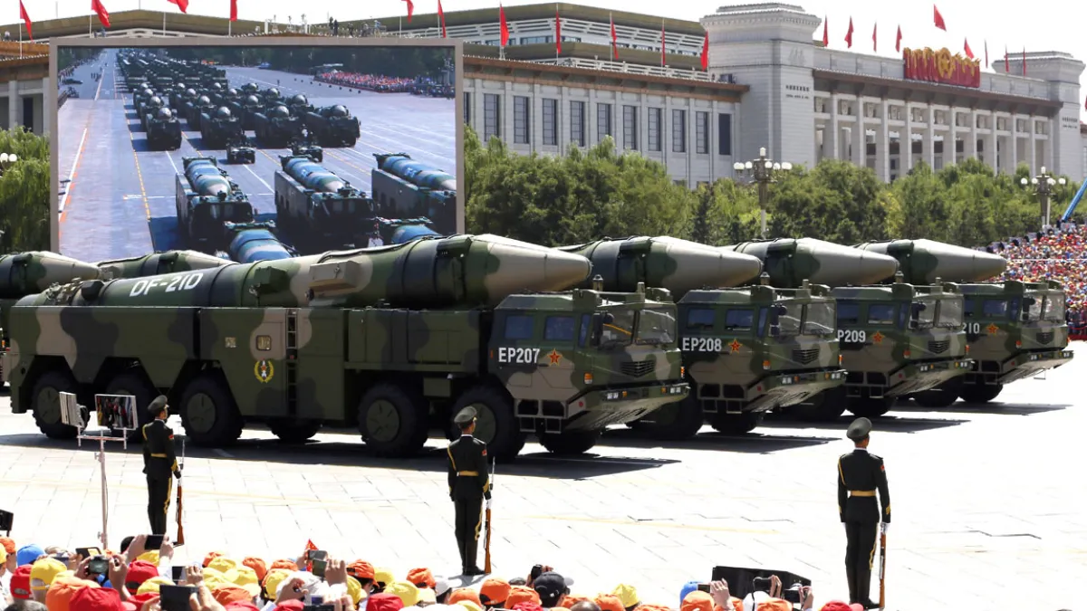 中國解放軍在8月26日向南海發射兩枚東風-21中程彈道飛彈。(美聯社)