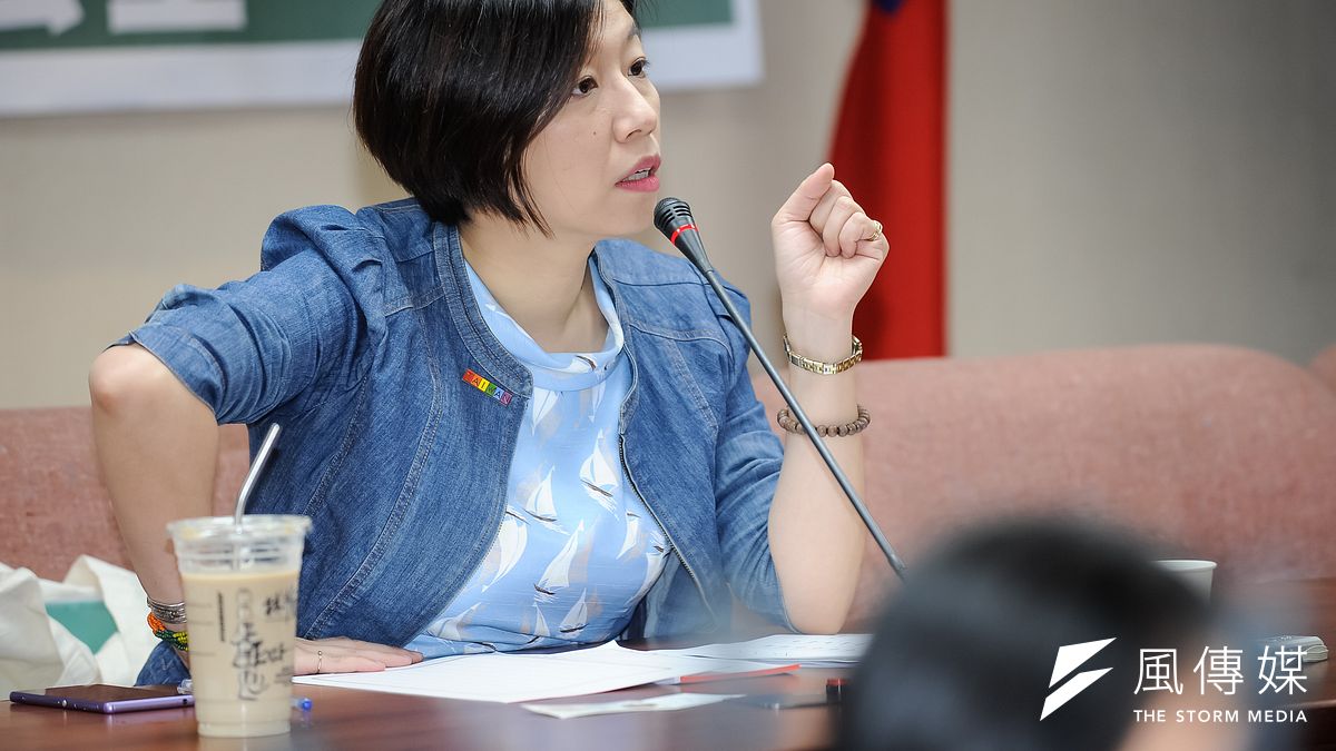 立委林靜儀在國會助理質疑前瞻條例混亂通過的發言下留言,表示「通過的是條例不是8800億好嗎?你是國會助理誒」(資料照,甘岱民攝) 立委林靜儀在國會助理質疑前瞻條例混亂通過的發言下留言,表示「通過的是條例不是8800億好嗎?你是國會助理誒」(資料照,甘岱民攝)