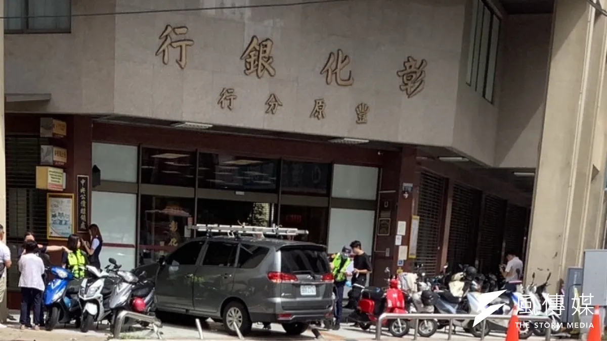 台中豐原彰化銀行遭人衝撞,外頭1機車全毀。(圖/洪煜勛攝)