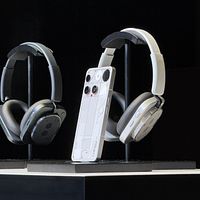 ロンドン発のNothingが20日、東京で新製品発表会を開催。「Phone (3)」と「Headphone (1)」を披露し、経営陣と楽天モバイル幹部が日本市場での戦略と提携について語った。(写真/黃信維撮影) ロンドン発のNothingが20日、東京で新製品発表会を開催。「Phone (3)」と「Headphone (1)」を披露し、経営陣と楽天モバイル幹部が日本市場での戦略と提携について語った。(写真/黃信維撮影)