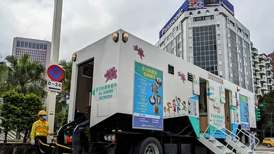 北市最新「全齡化親善流廁車」,內部具備性別、親子、高齡、無障礙及穆斯林等五大友善設施。(圖/臺北市政府提供)