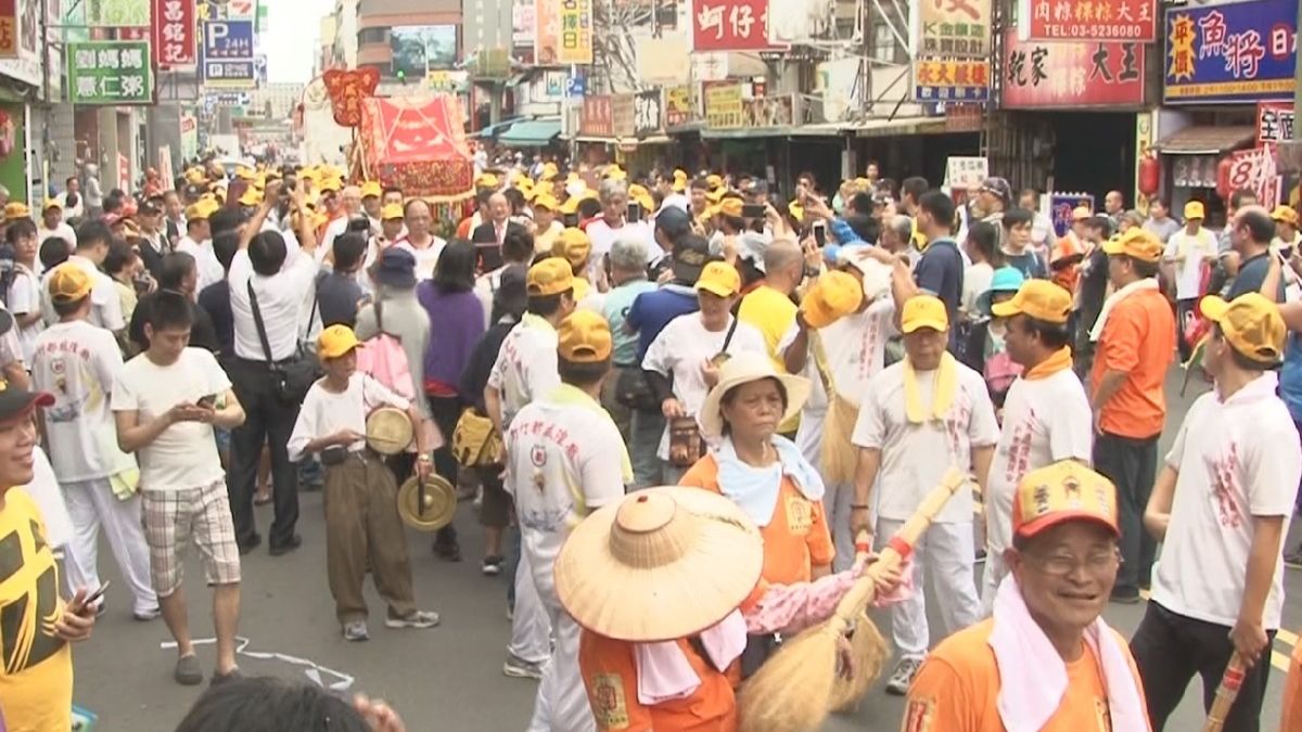 都城隍爺遶境賑孤 新竹市區熱鬧滾滾 都城隍爺遶境賑孤 新竹市區熱鬧滾滾
