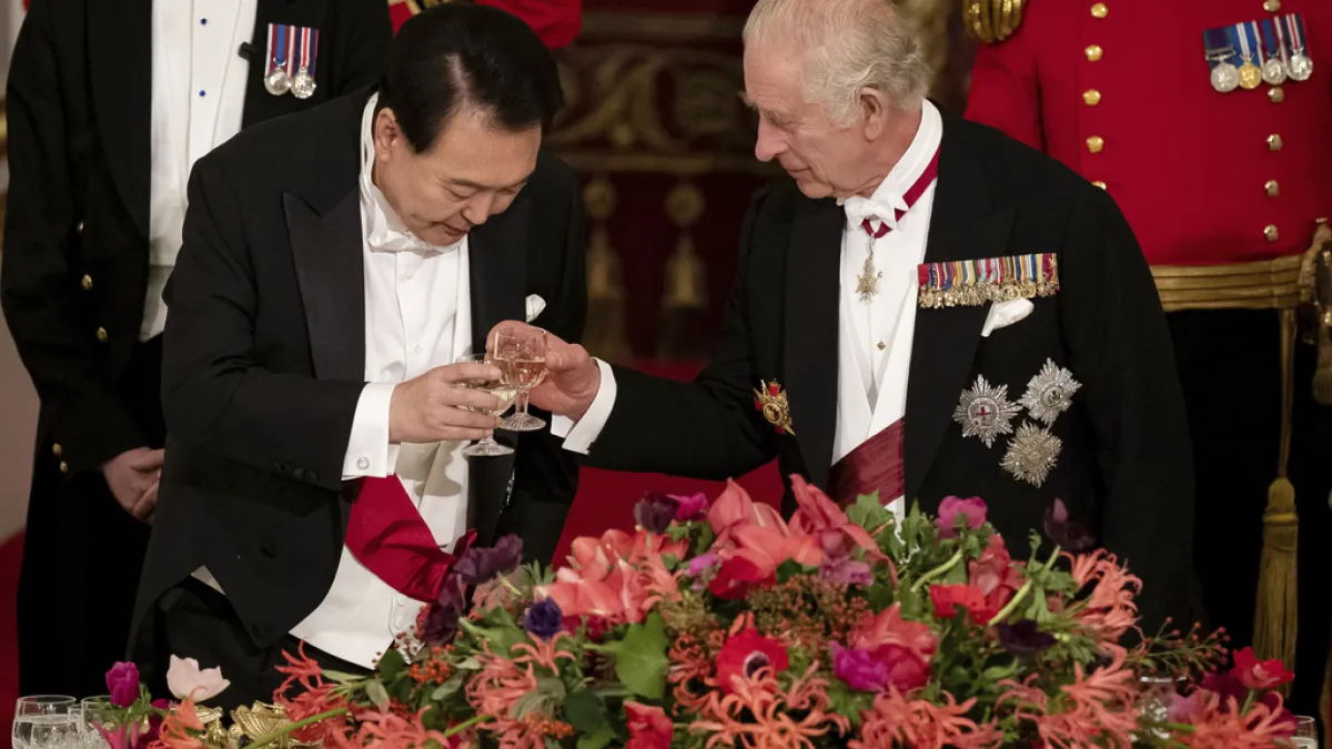 2023年11月21日,國王查爾斯三世在倫敦白金漢宮舉行國宴,款待在英國進行國事訪問的南韓總統尹錫悅。(美聯社)