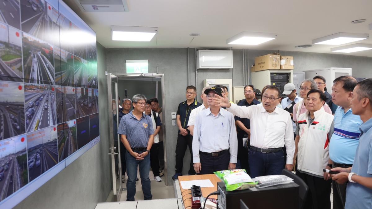 淡江大橋首個假日湧車潮 侯友宜視察交通疏導、要求建立即時預警系統