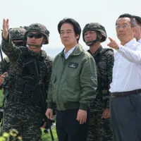 20260808-海軍「漢光42號演習實兵演練」媒體邀訪活動於8日進行,圖為總統賴清德(中)、國防部長顧立雄(右二)聽取官兵講解任務的情形。(劉偉宏攝) 20260808-海軍「漢光42號演習實兵演練」媒體邀訪活動於8日進行,圖為總統賴清德(中)、國防部長顧立雄(右二)聽取官兵講解任務的情形。(劉偉宏攝)