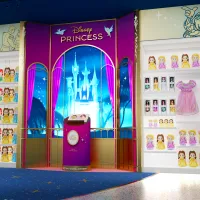 ディズニーストア 心斎橋パルコ店が8月26日にオープンし、日本初となる“魔法の旅”をテーマにした空間と大阪限定グッズを展開する。(写真/ディズニーストアPR事務局提供) ディズニーストア 心斎橋パルコ店が8月26日にオープンし、日本初となる“魔法の旅”をテーマにした空間と大阪限定グッズを展開する。(写真/ディズニーストアPR事務局提供)