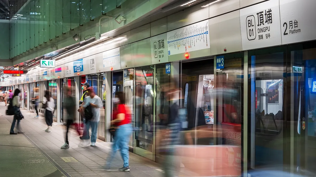 頂埔位於捷運板南線第一站,每日疏運大量通勤人口,通勤尖峰時段每小時運量可達8000人次,從頂埔站搭乘板南線至台北車站僅需約30分鐘