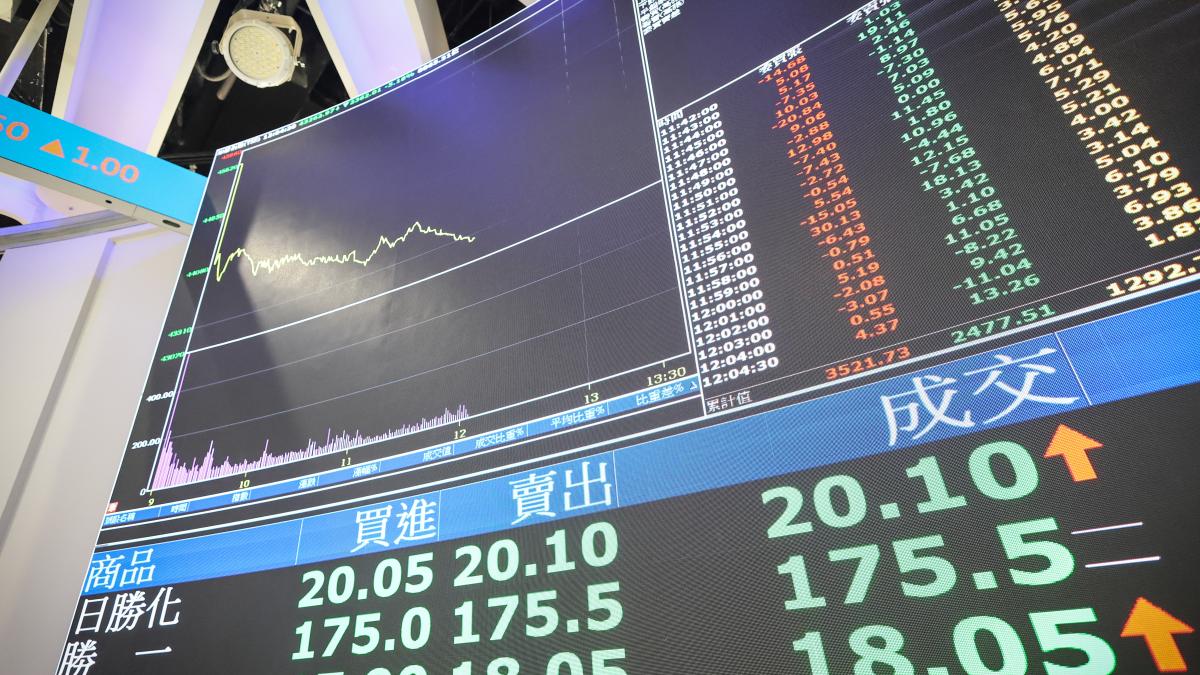 ETF「不配息vs主動式」誰厲害?阮慕驊親曝長期投資心法:定期定額我只選這種