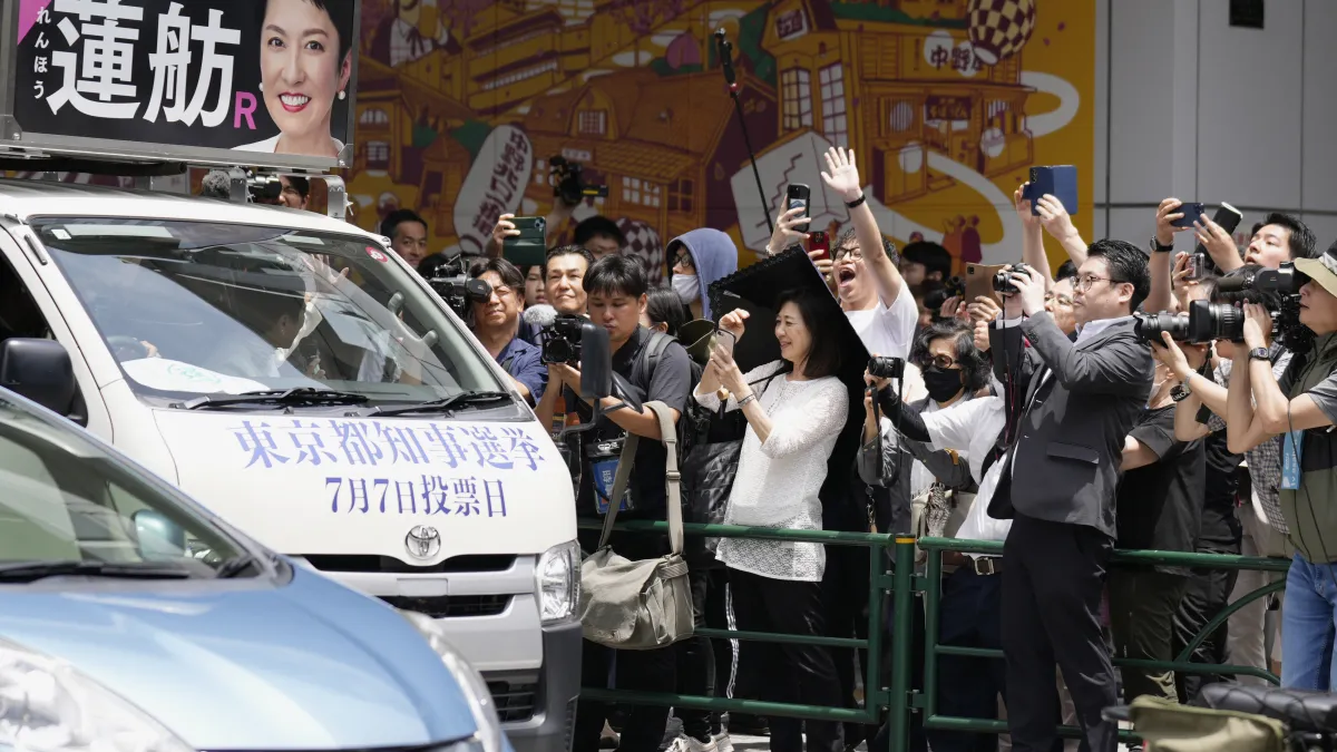 2024年6月20日,東京都知事選舉的選舉活動起跑,候選人蓮舫的宣傳車引來大批媒體拍照。(美聯社)