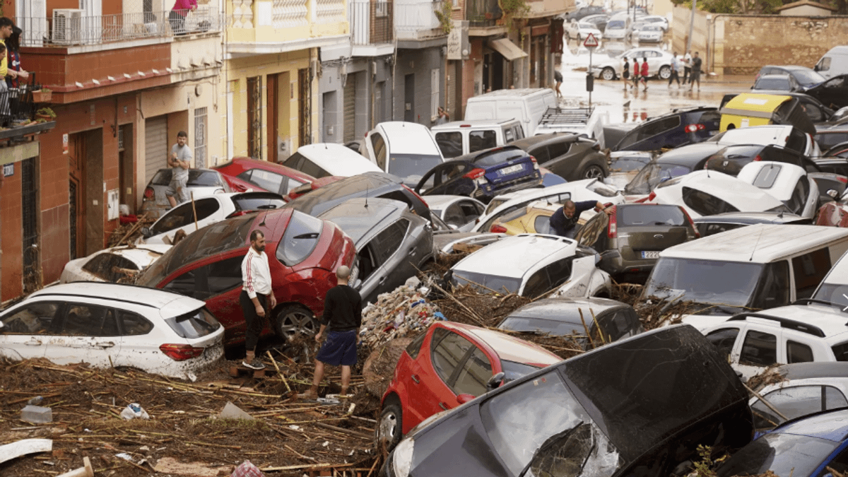 暴雨襲擊東部瓦倫西亞(Valencia),沖毀橋樑與建築,造成至少95人喪生,可能是西國近30年最致命的洪災。(美聯社) 暴雨襲擊東部瓦倫西亞(Valencia),沖毀橋樑與建築,造成至少95人喪生,可能是西國近30年最致命的洪災。(美聯社)