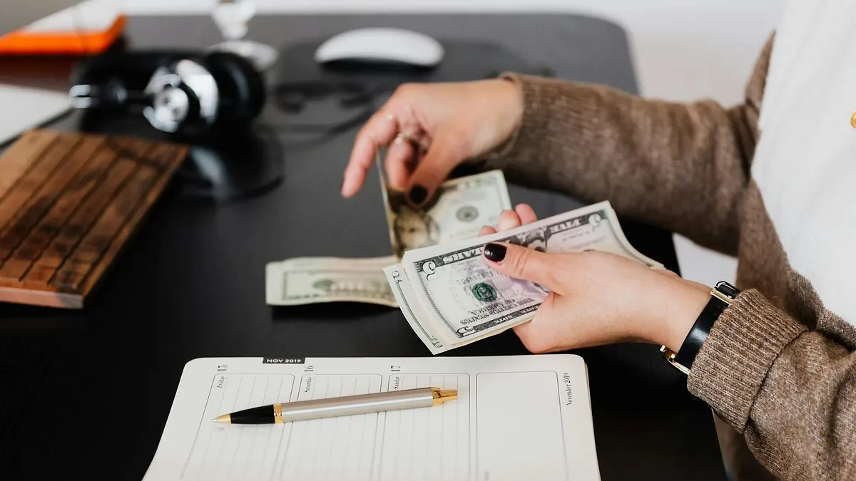 預計今年台灣人均GDP超越韓國和日本,平均薪資卻落後30%。(示意圖/取自pexels) 預計今年台灣人均GDP超越韓國和日本,平均薪資卻落後30%。(示意圖/取自pexels)