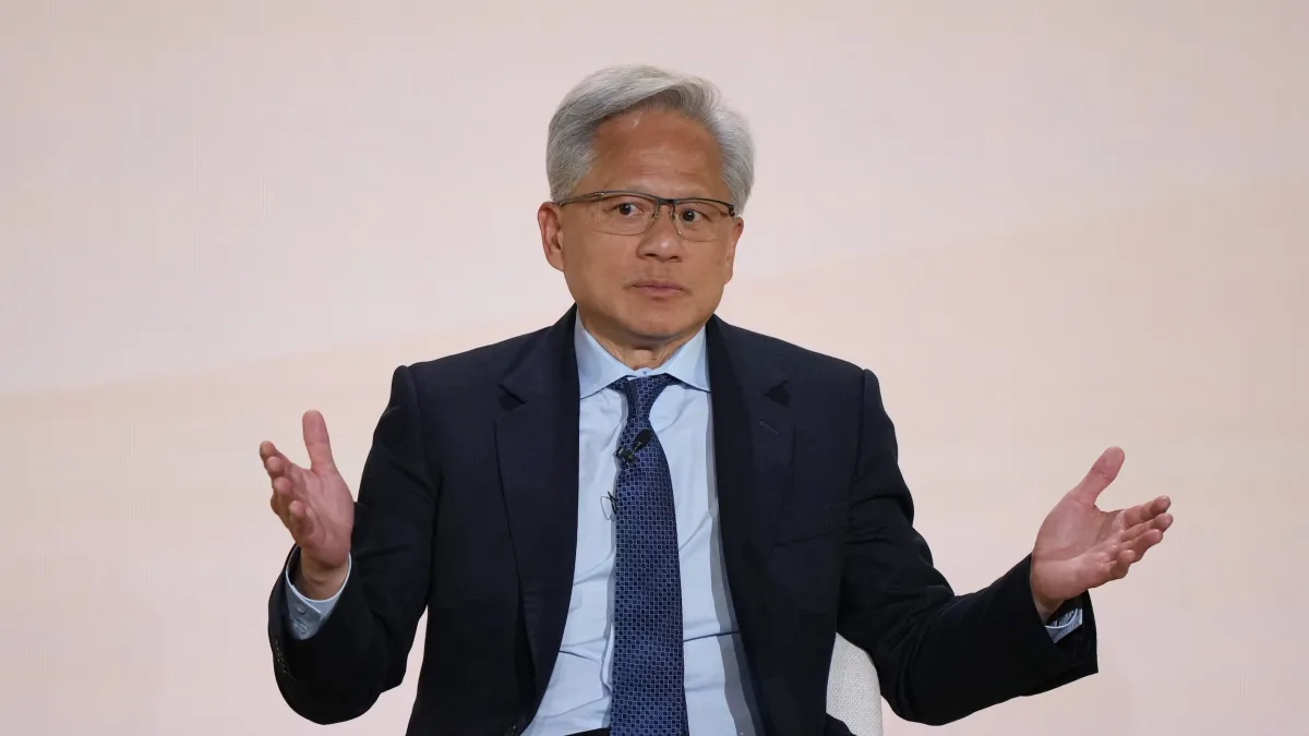 輝達執行長黃仁勳(見圖)表示對CoreWeave保持樂觀,認為無須提供財務後盾。圖為他9月29日在華府活動中發言。(資料照,美聯社)