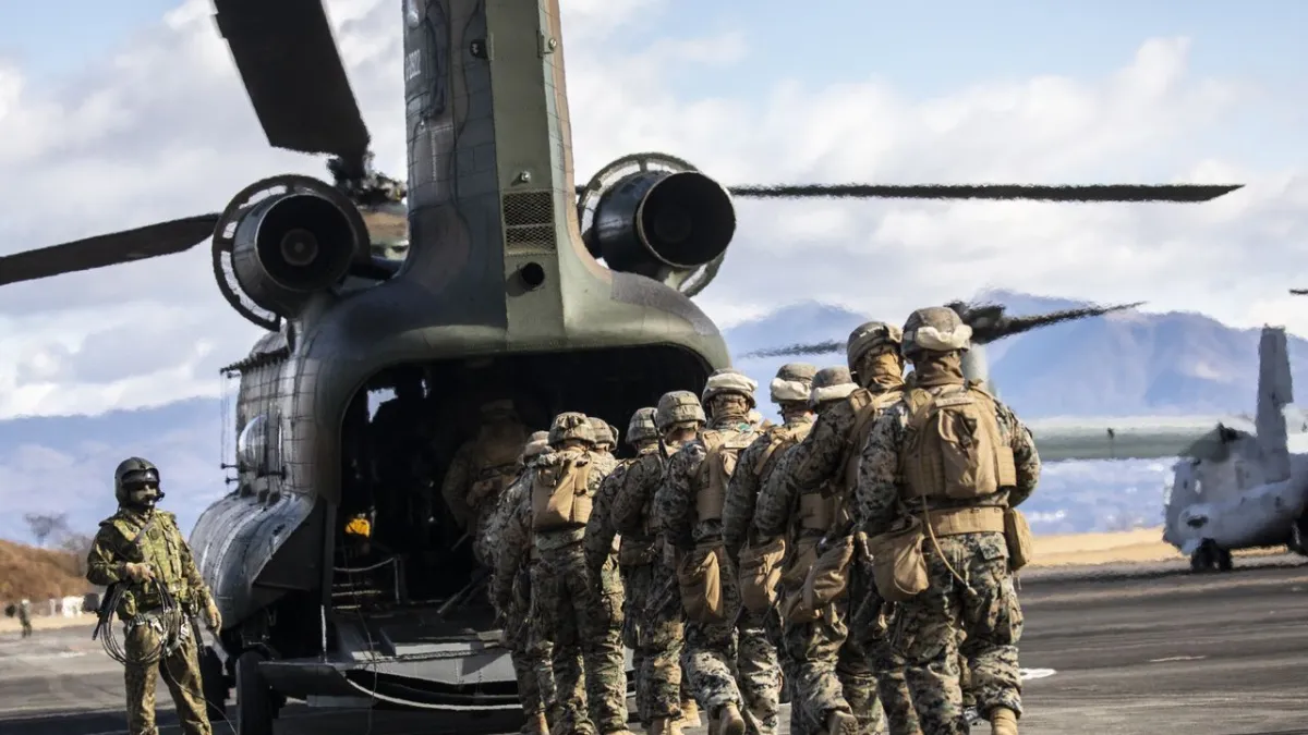 美國陸戰隊與日本自衛隊的士兵在一場聯合訓練中登上一架CH-47直升機。(SHIHO FUKADA FOR THE WALL STREET JOURNAL)
