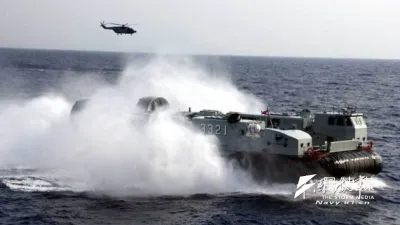 中國國造氣墊艇密集演練登島作戰。(中國海軍網)