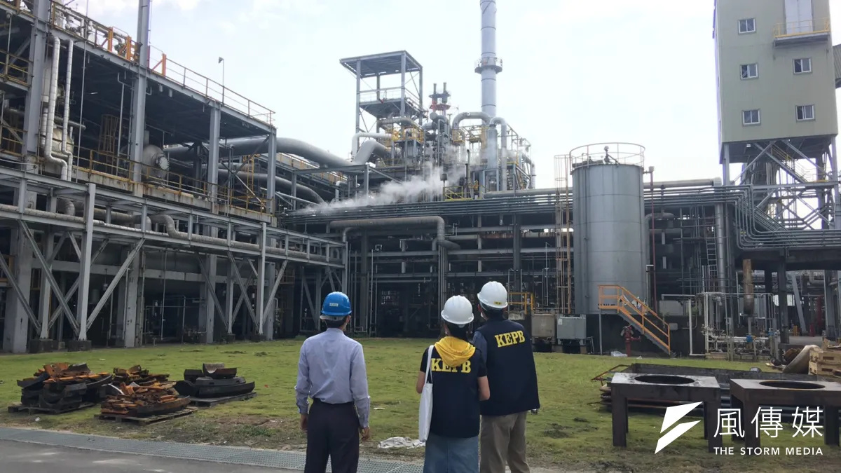 仁大工業區國喬公司製程起爐,燃油流量操作異常,導致大量黑煙產生,環保局稽查人員至製程查核後續將依法裁罰。(圖/徐炳文攝)